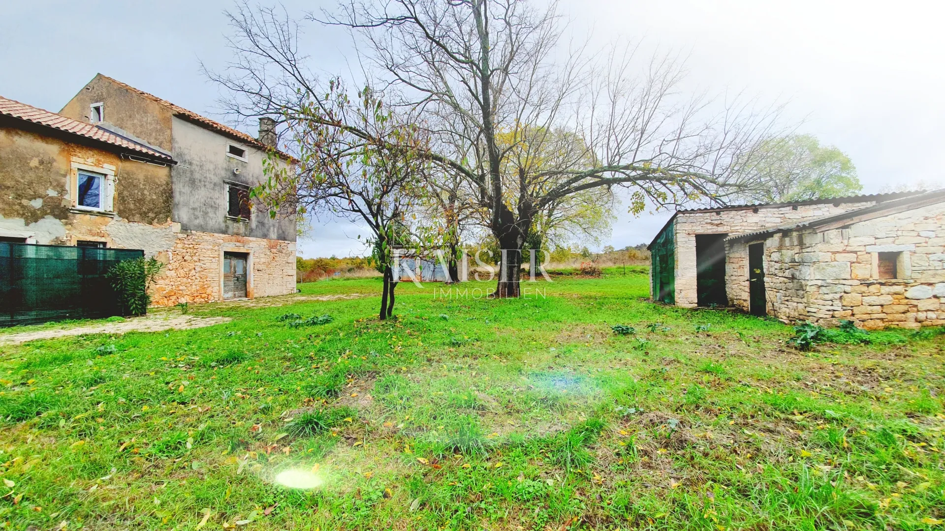 Istra - Višnjan, tri kamene kuće i zemljište 20.000 m2