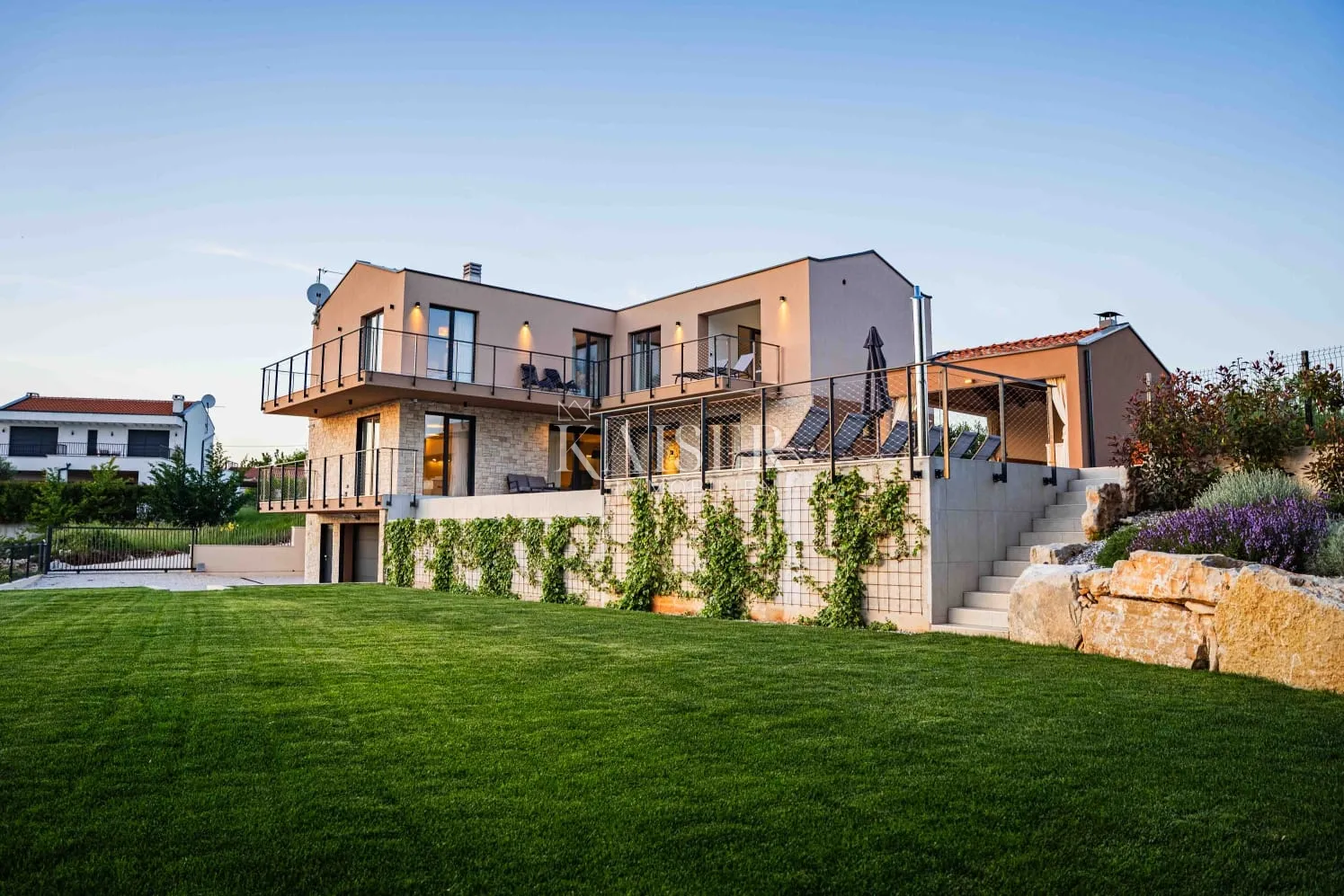 istra, višnjan - moderna vila s bazenom - slika 1