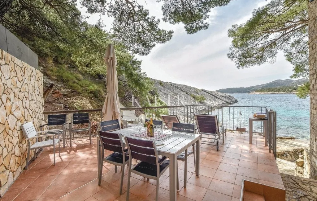 otok hvar - kuća prvi red do mora - slika 11