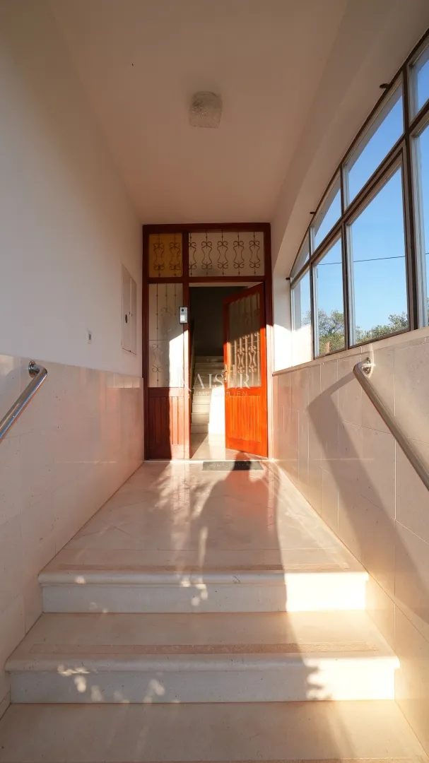 kuća sa dva stana 264m2 prvi red do mora - slika 2