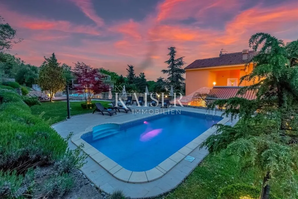 Lovran – Apartmanska vila s velikim zemljištem i projektom za boutique hotel