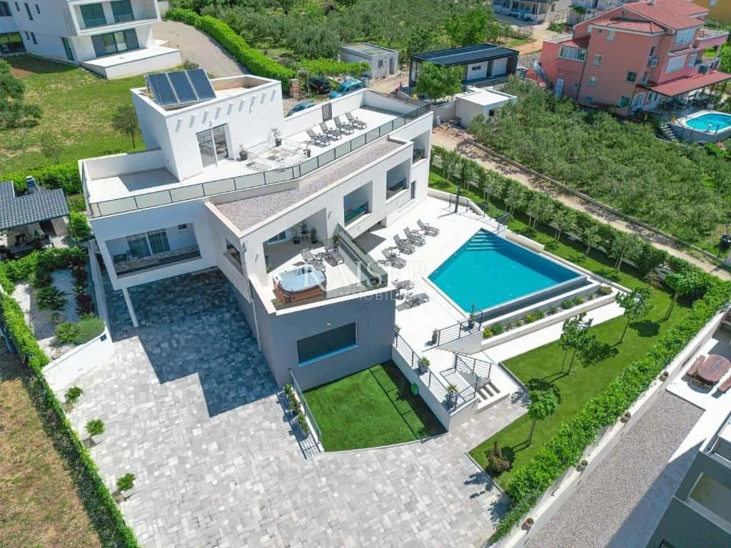 split - luksuzna vila s velikim bazenom - slika 9