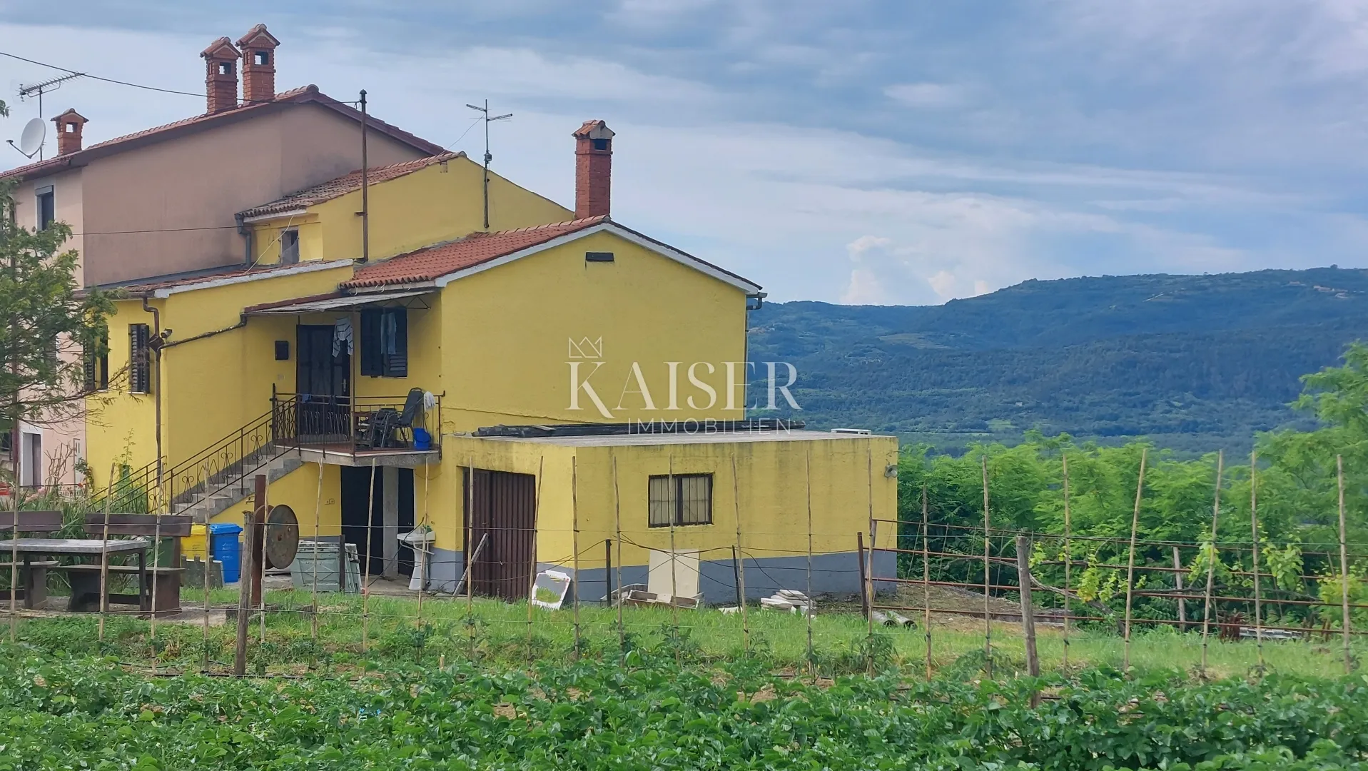 istra, motovun - kuća za obnovu 150m2; velika okućnica, pogled na motovun - slika 3
