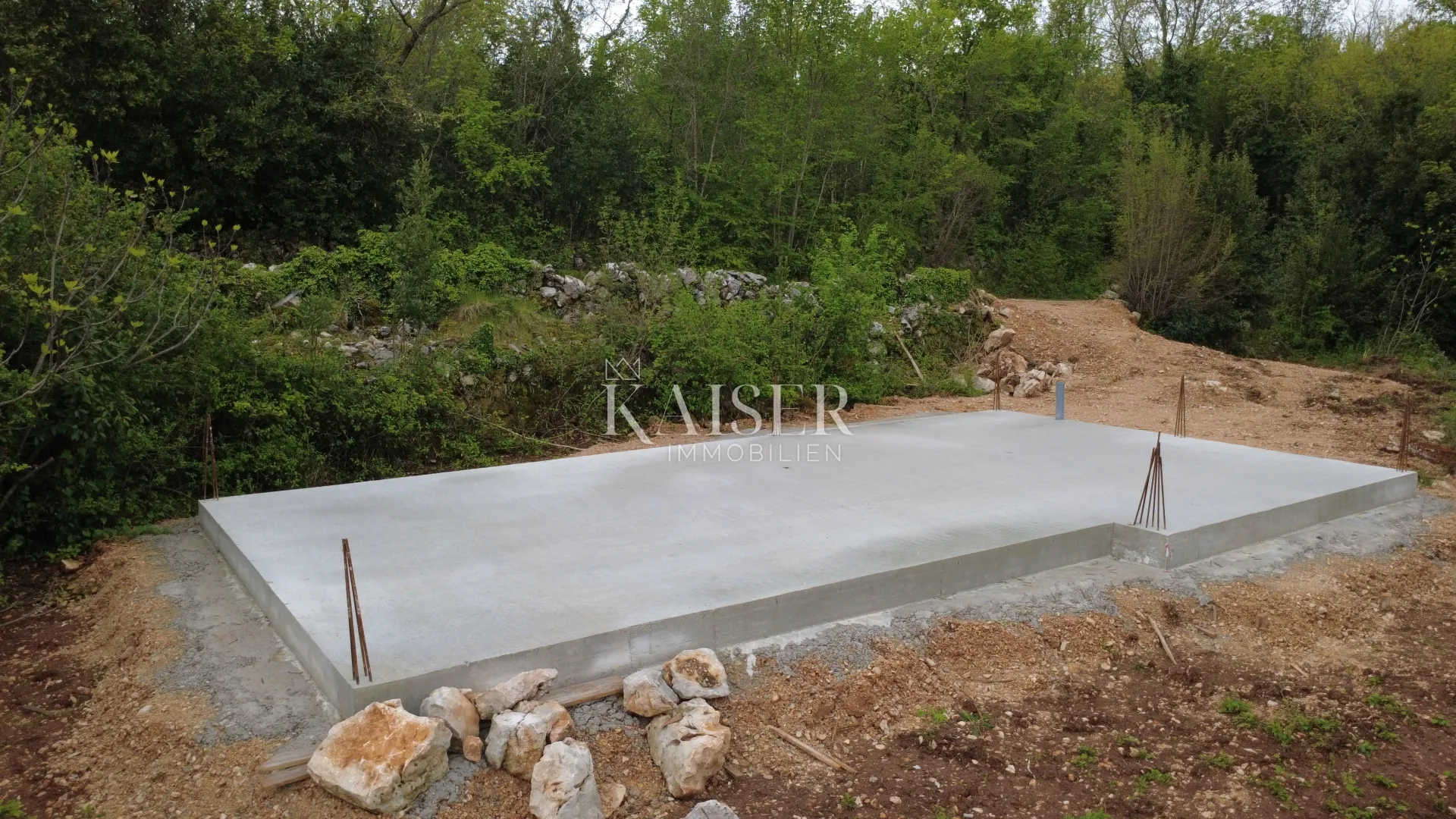 otok krk, dobrinj – građevinsko zemljište 451m2 s dozvolom - slika 2