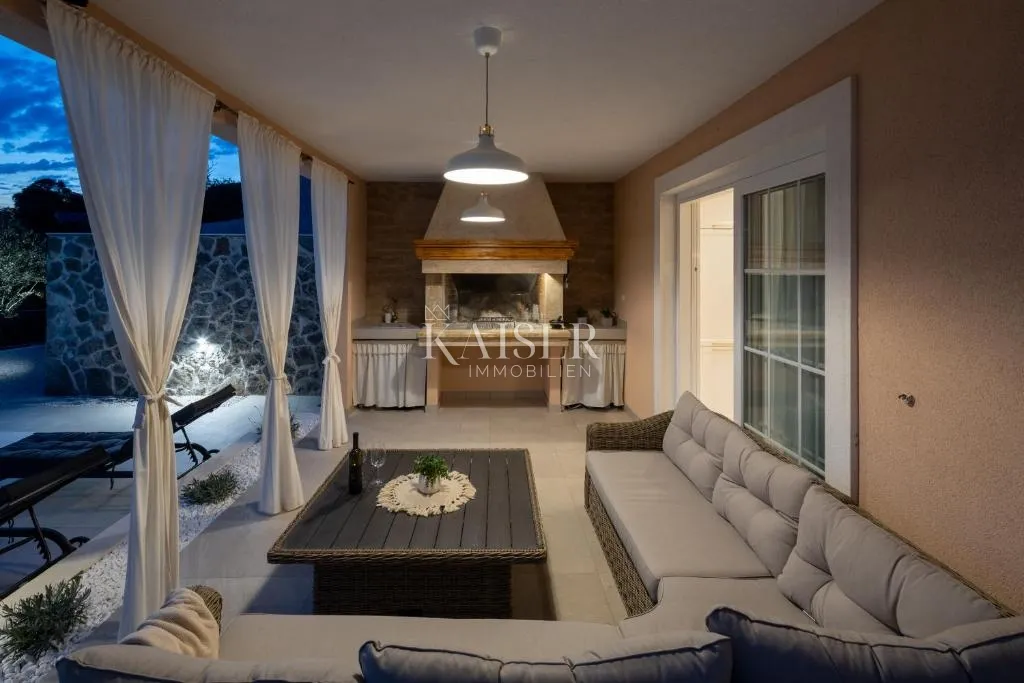 šibenik-rogoznica – ražanj: autentična vila 230 m² s bazenom, pogledom na more i luksuznim interijerom - slika 34