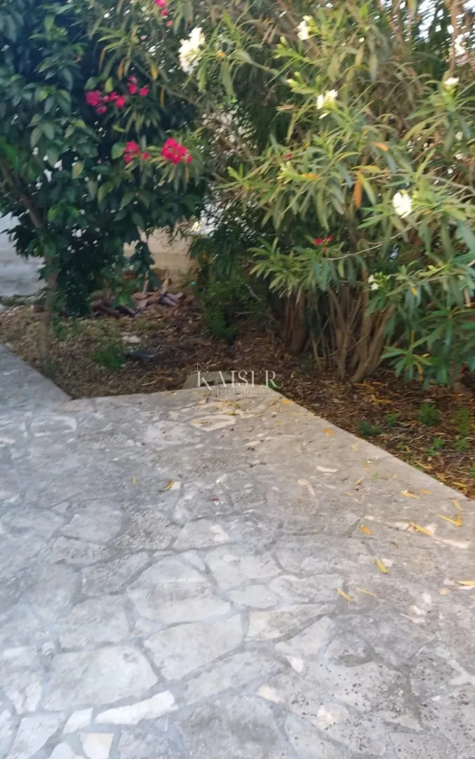 trogir, čiovo, prizemlje s terasom i vrtom 250m od mora - slika 2