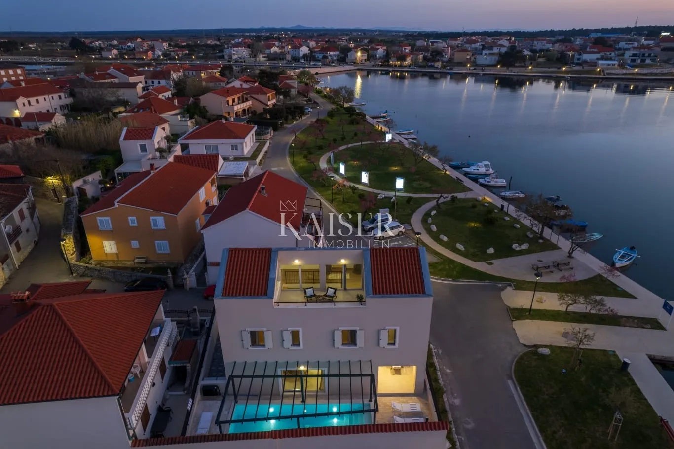 Zadar, Nin: Luksuzna Vila 1. red do mora s grijanim bazenom