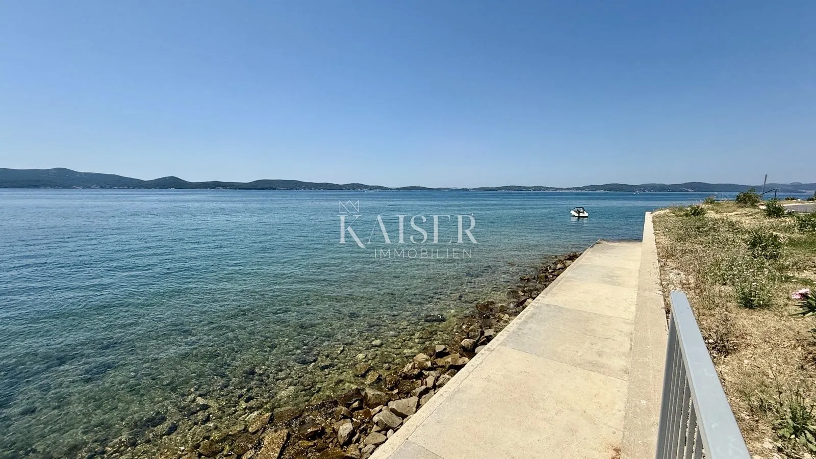 zadar–sukošan: stan s krovnom terasom, blizu plaže. - slika 31