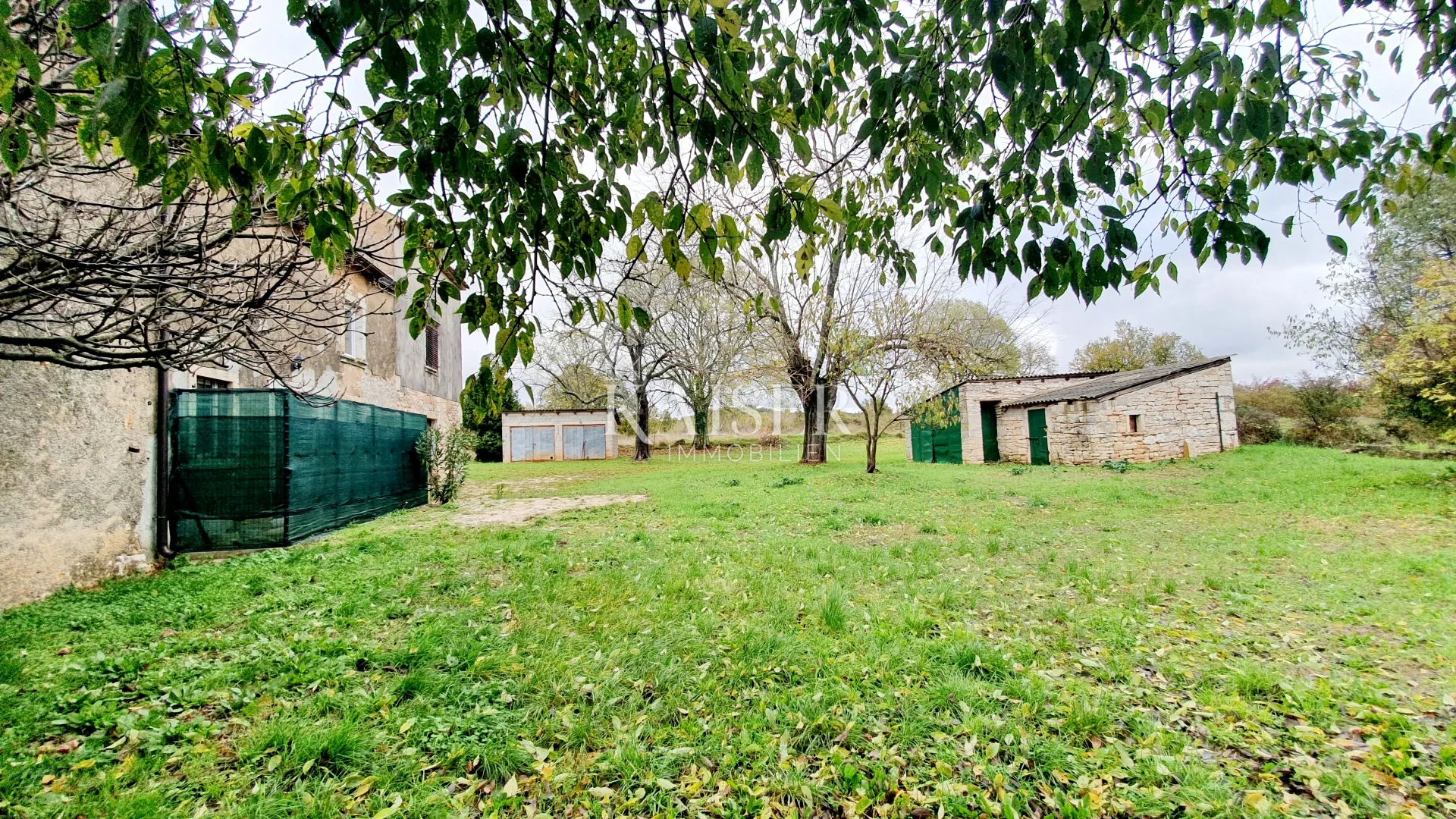 istra - višnjan, tri kamene kuće i zemljište 20.000 m2 - slika 7
