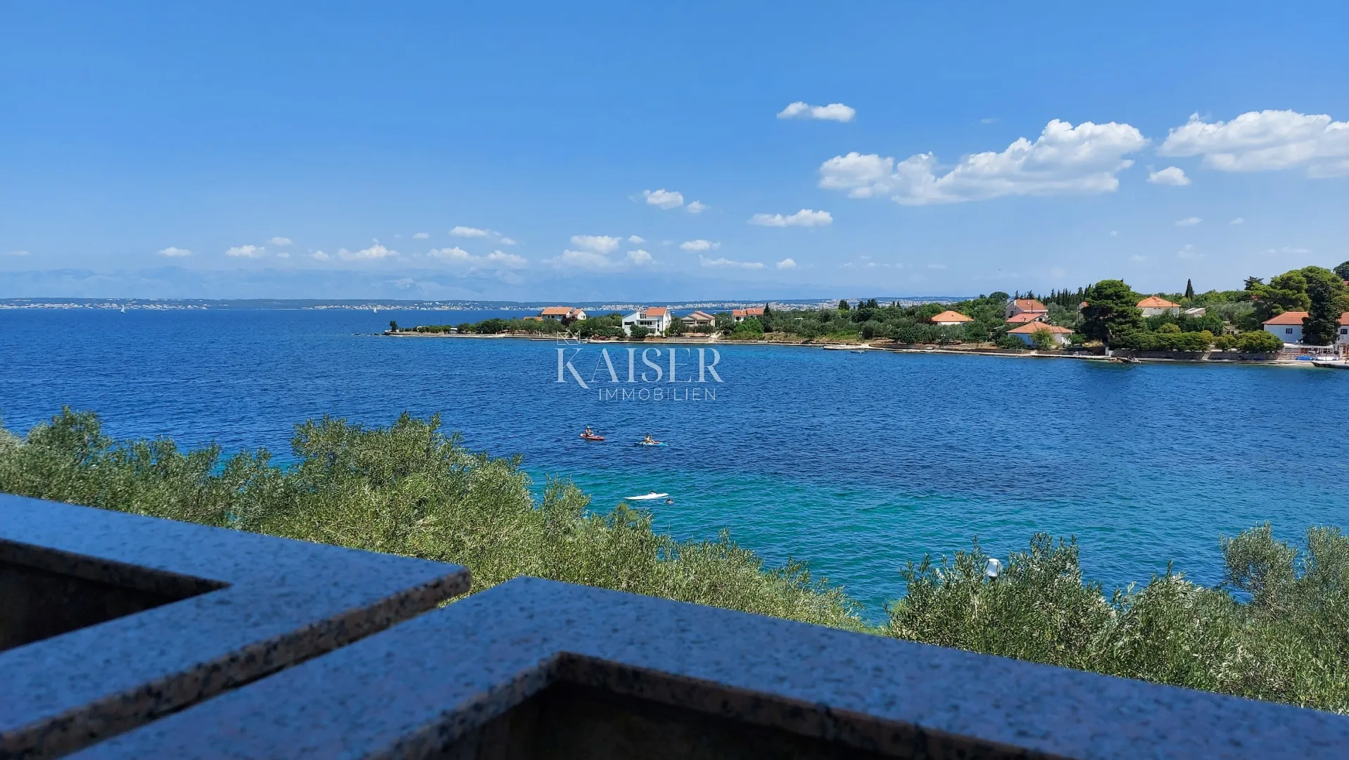 otok ugljan – kuća za investiciju, prvi red do mora - slika 3