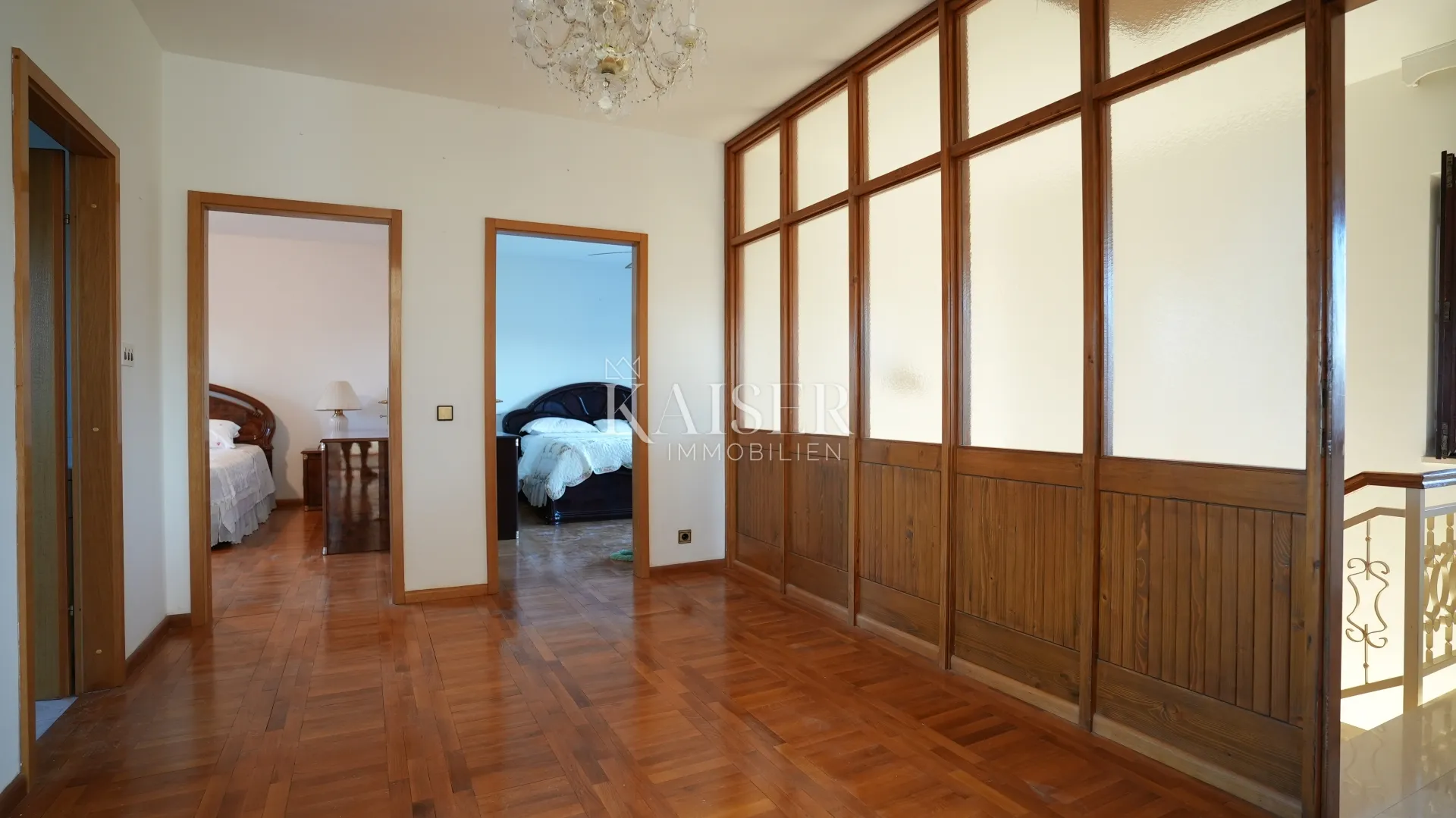 kuća sa dva stana 264m2 prvi red do mora - slika 34