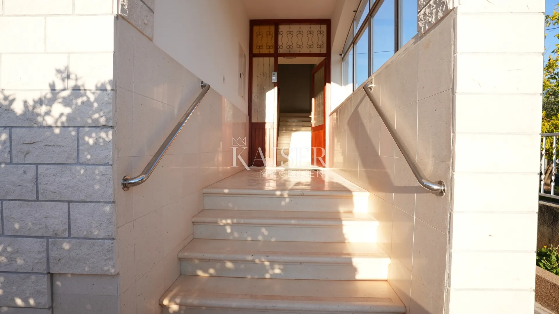 kuća sa dva stana 264m2 prvi red do mora - slika 6
