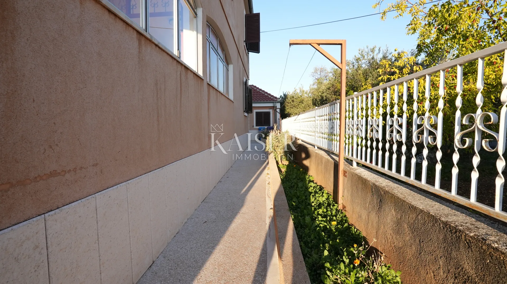 kuća sa dva stana 264m2 prvi red do mora - slika 41