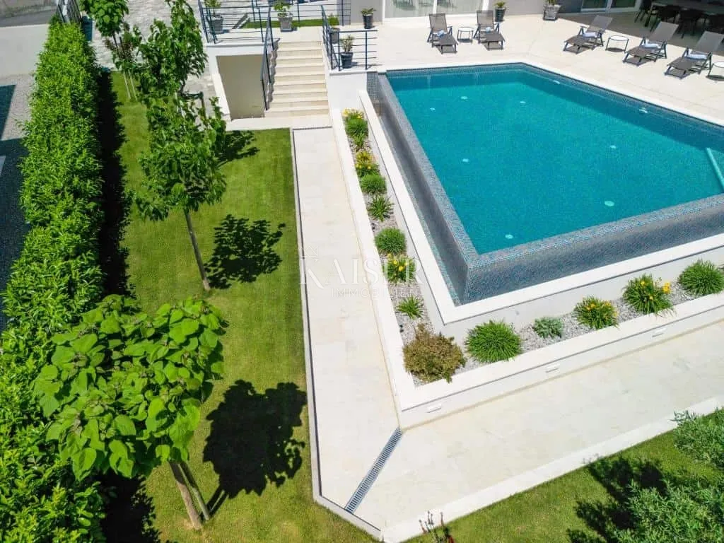 split - luksuzna vila s velikim bazenom - slika 35