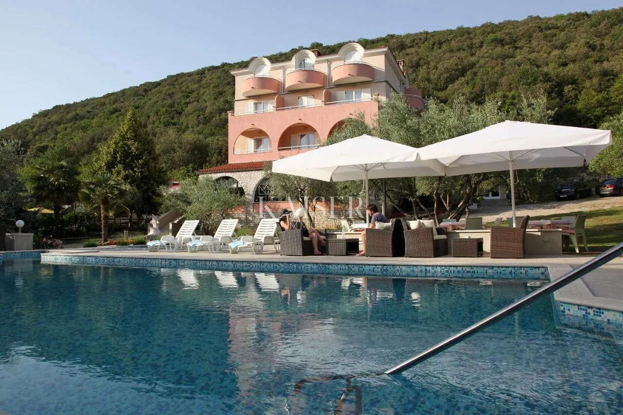 Pula - hotel uz more
