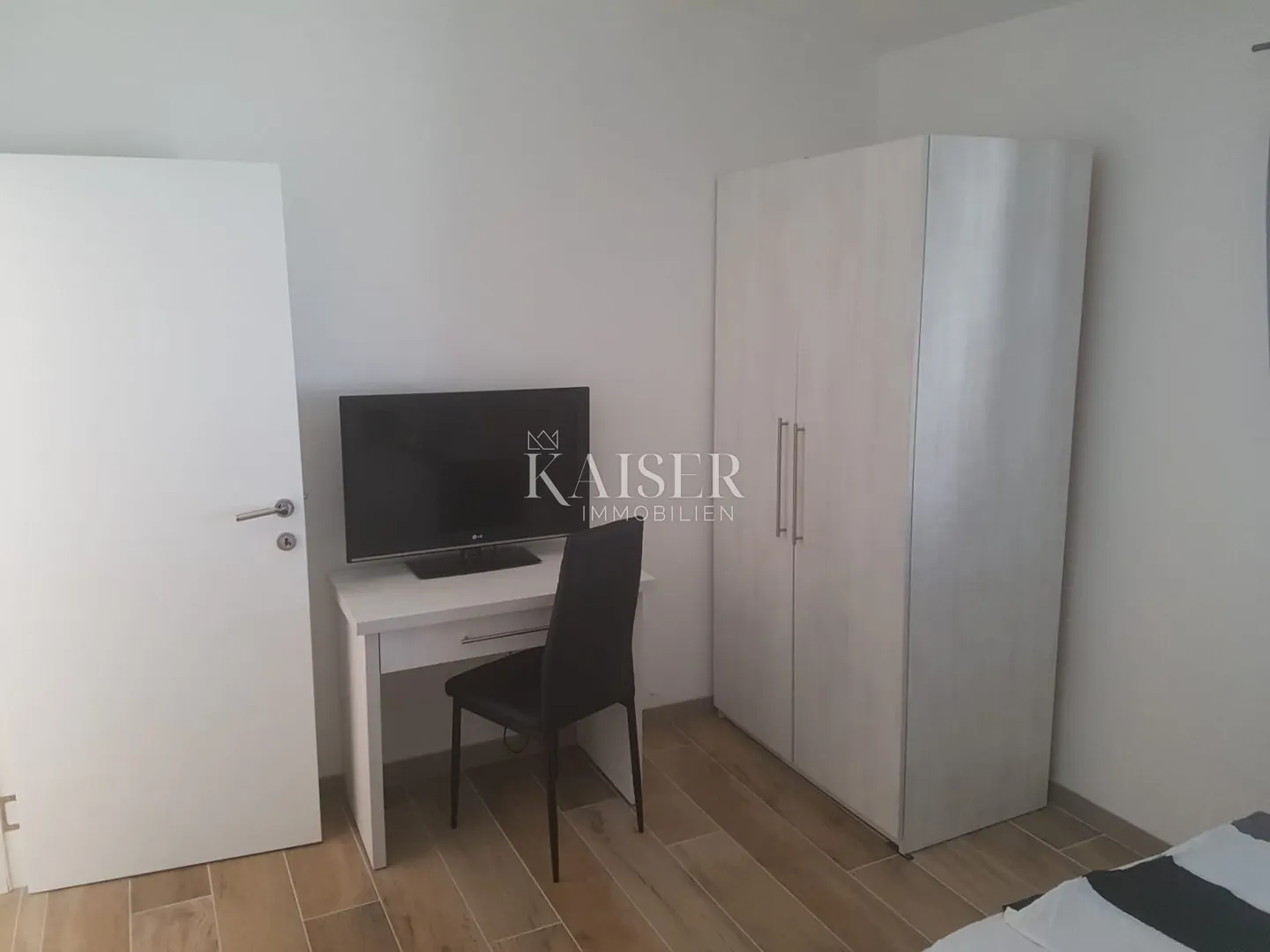 otok vir- kuća 220m2 ,s 3 apartmana - slika 19
