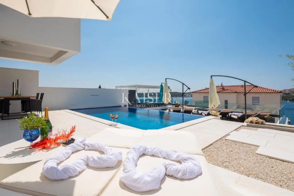 šibenik-rogoznica – moderna luksuzna vila s panoramskim pogledom na more i infinity bazenom - slika 41