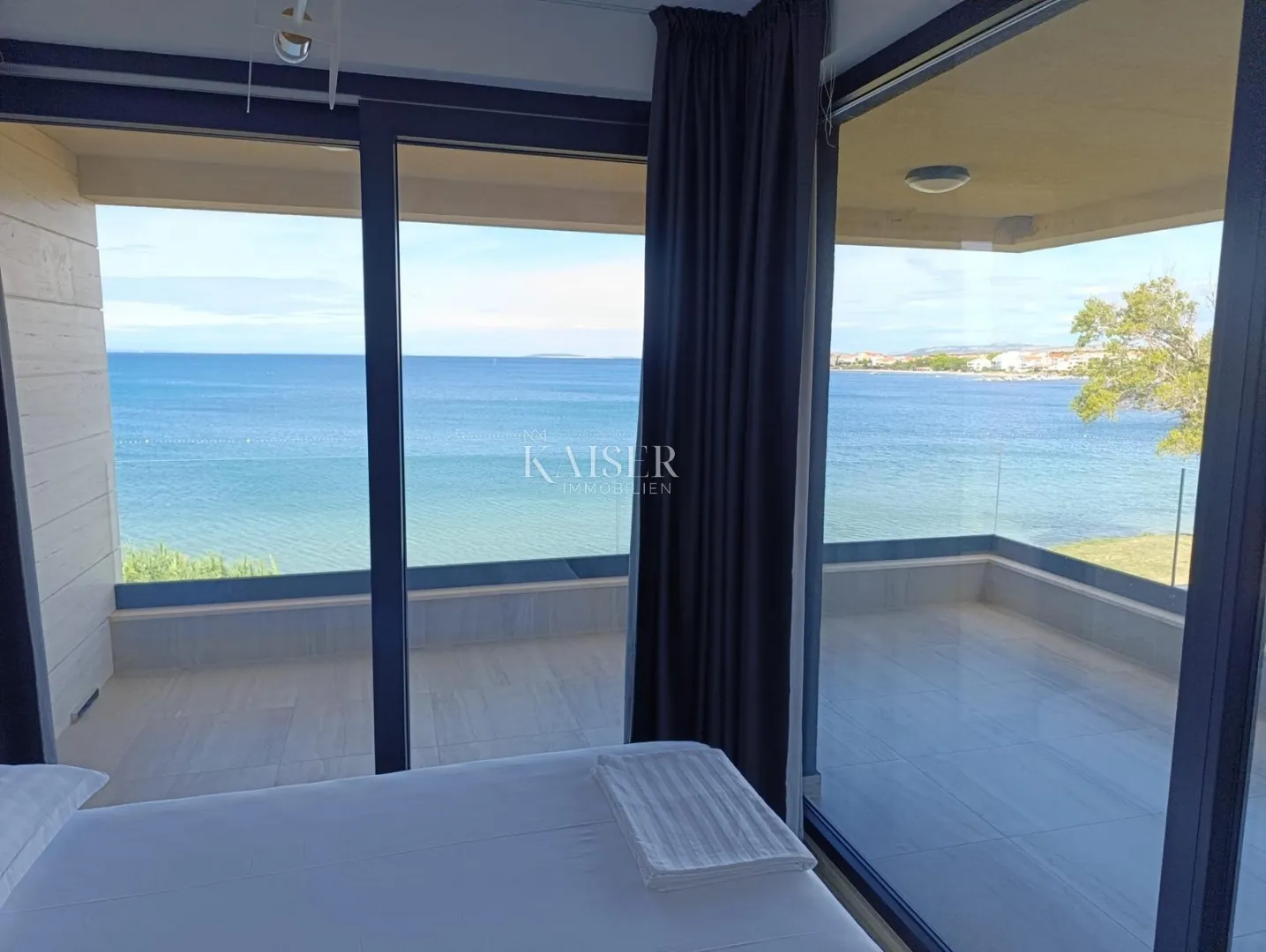 otok pag - ekskluzivni penthouse 118m2 , prvi red do mora - slika 11