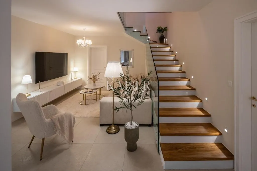 šibenik-rogoznica – ražanj: autentična vila 230 m² s bazenom, pogledom na more i luksuznim interijerom - slika 31