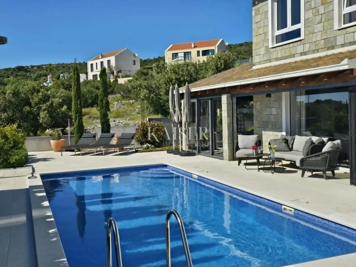 Rogoznica - Kamena elegancija s bazenom i panoramskim pogledom
