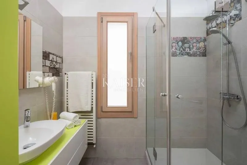 šibenik-žaborić – luksuzna vila 358 m² s bazenom, konobom i panoramskim pogledom - slika 35