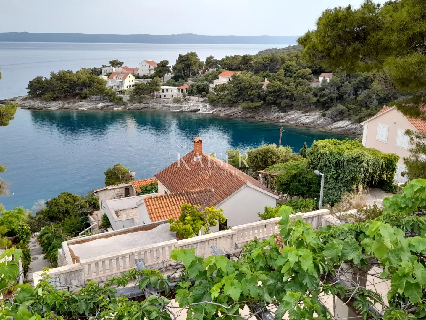 sumartin - puntinak , brač - kamena vila s raskošnom okućnicom ,te maslinikom u građevinskoj zoni i vezom za plovilo - slika 3