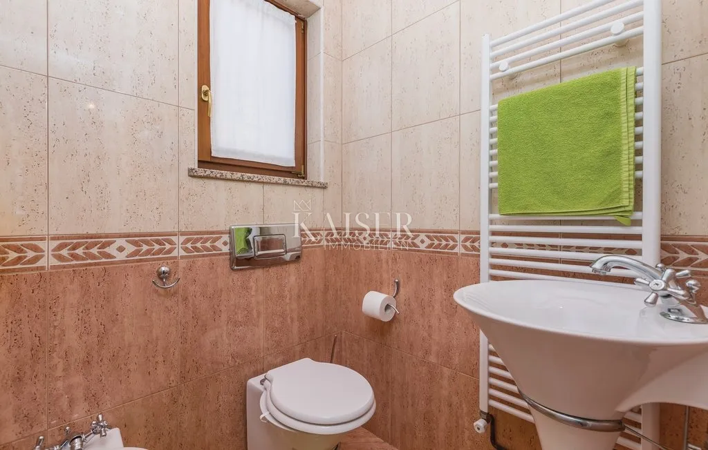 istra, novigrad - vila 131m2, s bazenom i velikom okućnicom, za dugoročni najam - slika 31