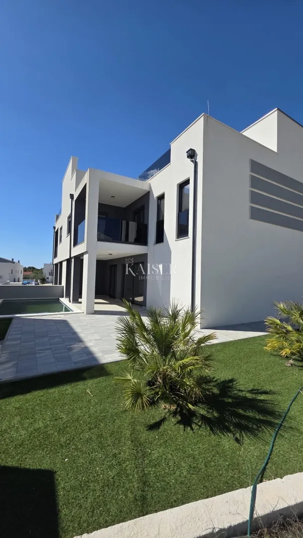 Zadar, Vrsi- Vila 180 m2 sa bazenom i pogledom na more
