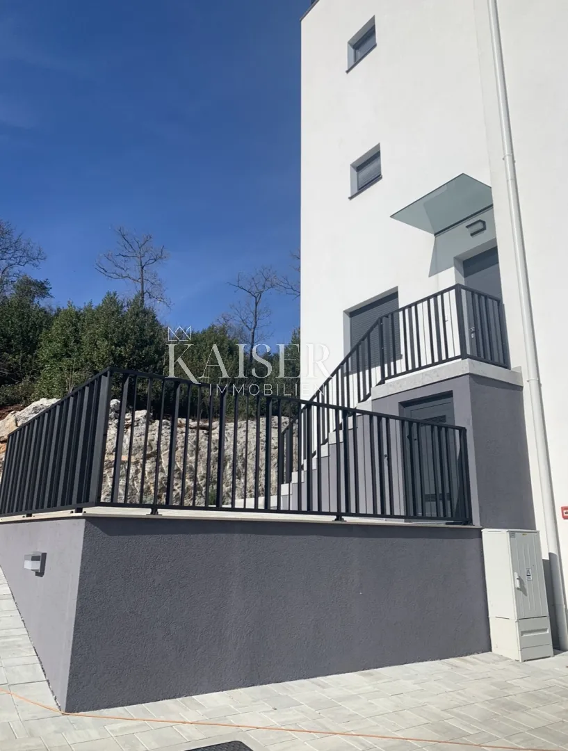 opatija - luksuzan stan 150 m2 s pogledom na more i okućnica 100m2 - slika 2