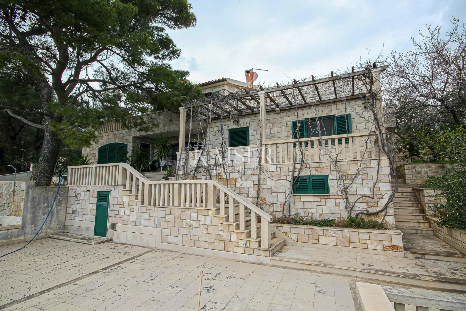 sumartin - puntinak , brač - kamena vila s raskošnom okućnicom ,te maslinikom u građevinskoj zoni i vezom za plovilo - slika 11