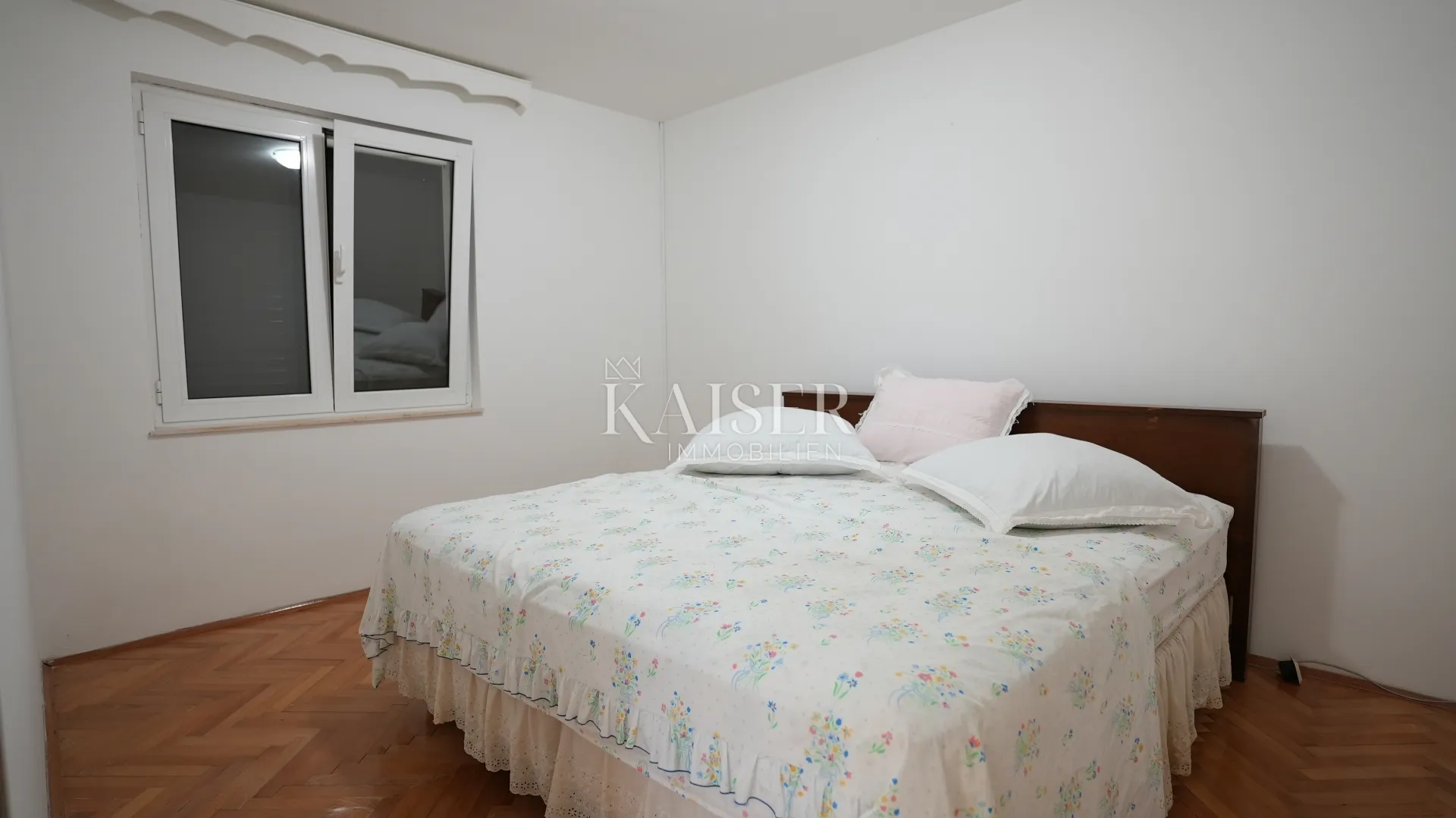 kuća sa dva stana 264m2 prvi red do mora - slika 19