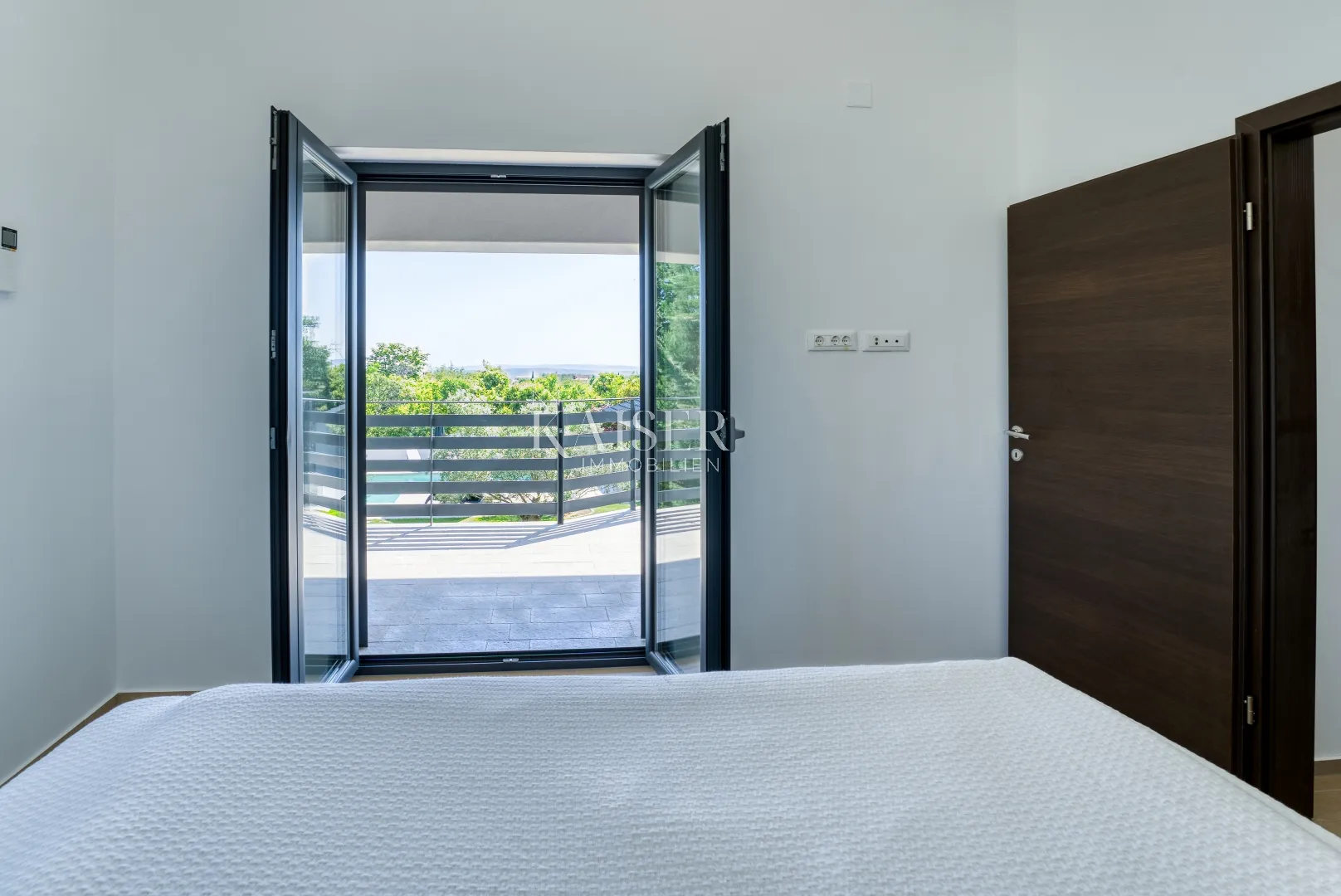 otok krk, kras - impresivna villa u oazi mira - slika 38