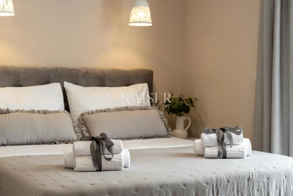 šibenik-rogoznica – ražanj: autentična vila 230 m² s bazenom, pogledom na more i luksuznim interijerom - slika 17