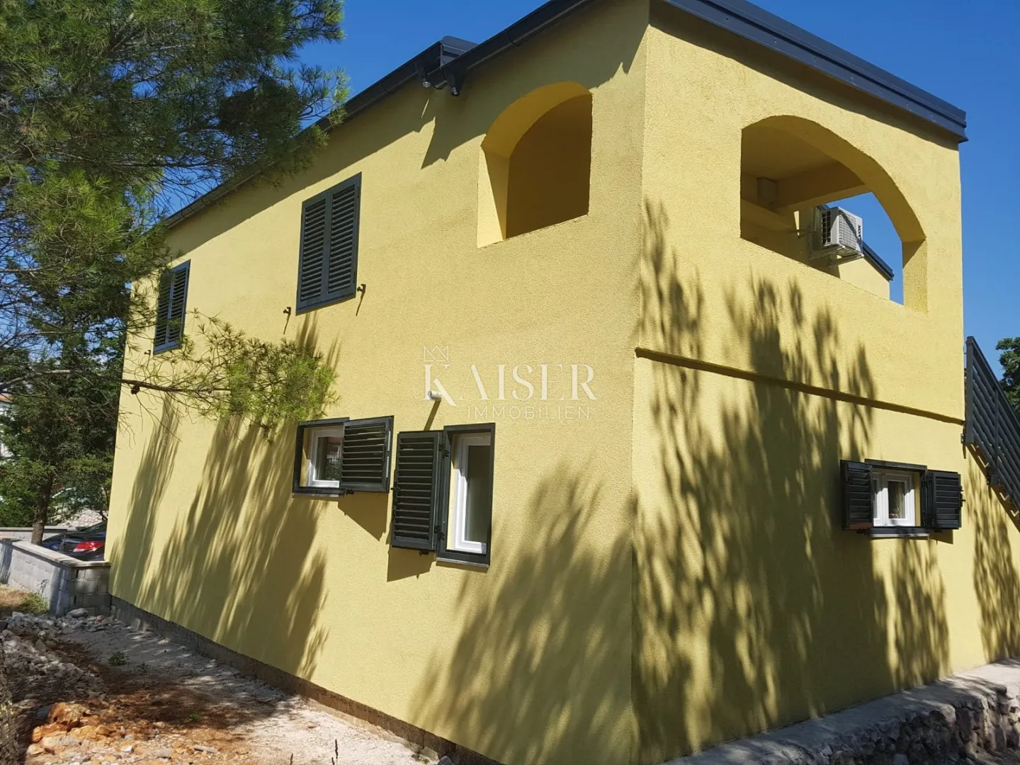 otok vir- kuća 220m2 ,s 3 apartmana - slika 3