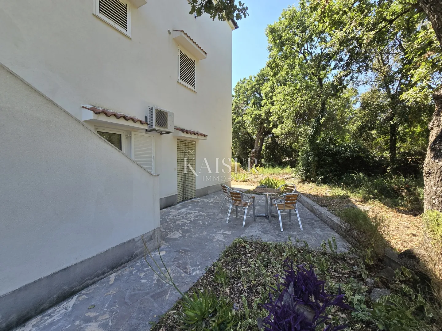 Apartman u prizemlju s dvorištem, idealan za obitelji, Rogoznica – Lozica