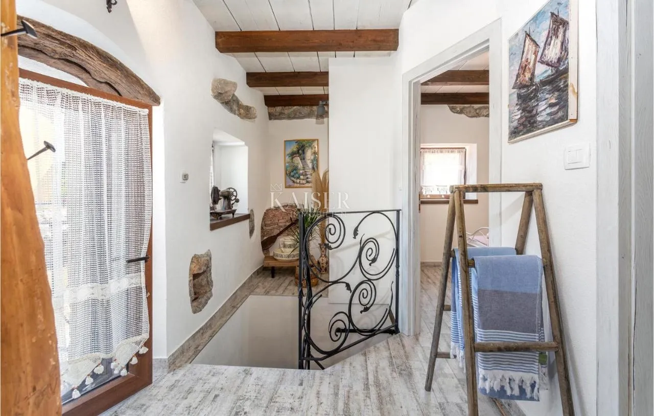 otok krk, okolica krka - adaptirana kamena kuća 80m2 - slika 8