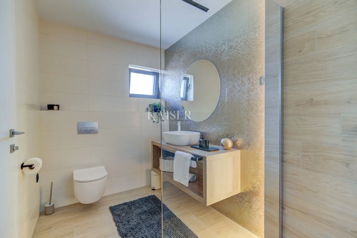novi vinodolski - villa sa bazenom 300m2 - slika 23