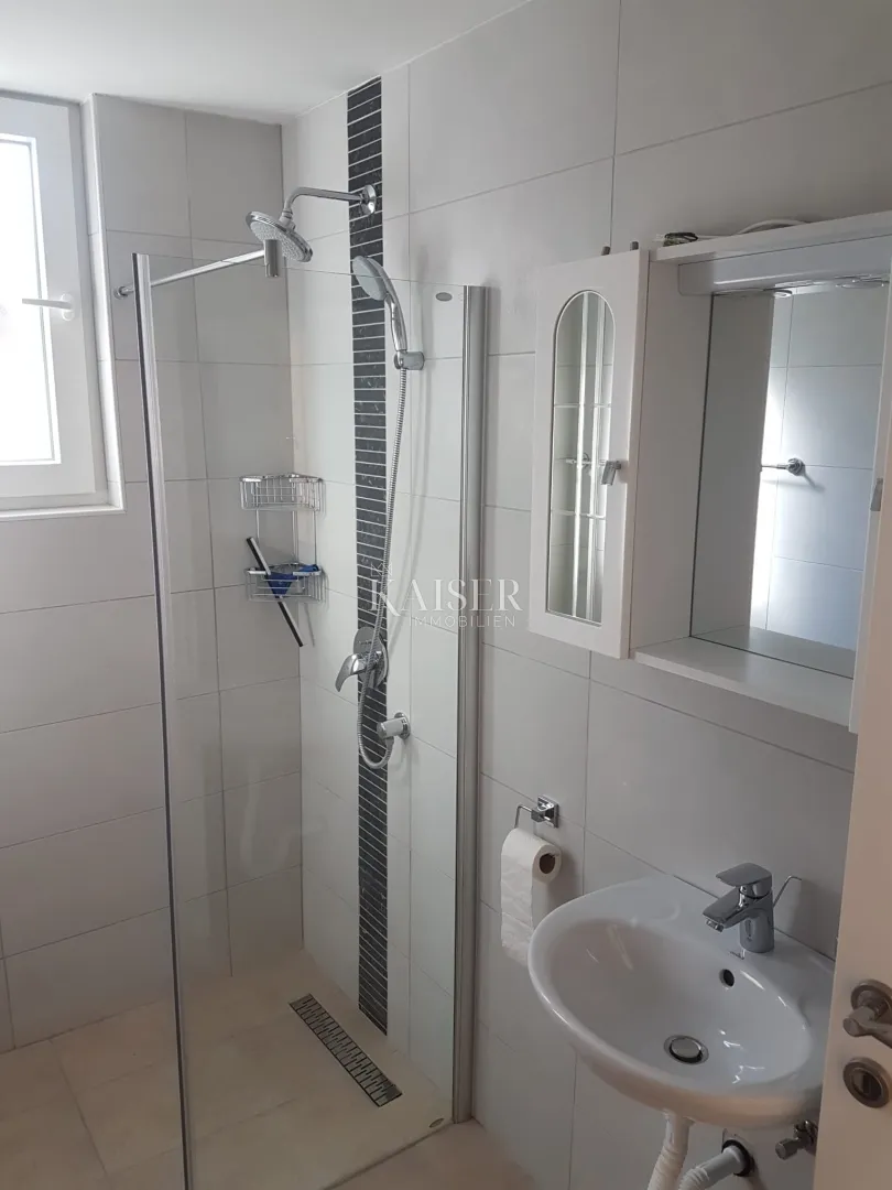 otok vir- kuća 220m2 ,s 3 apartmana - slika 21