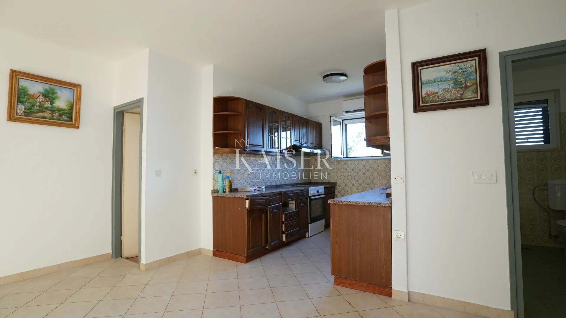 kuća sa dva stana 264m2 prvi red do mora - slika 11