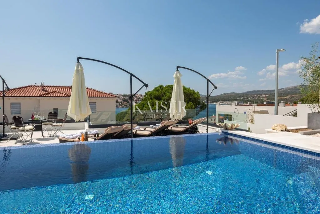 šibenik-rogoznica – moderna luksuzna vila s panoramskim pogledom na more i infinity bazenom - slika 42