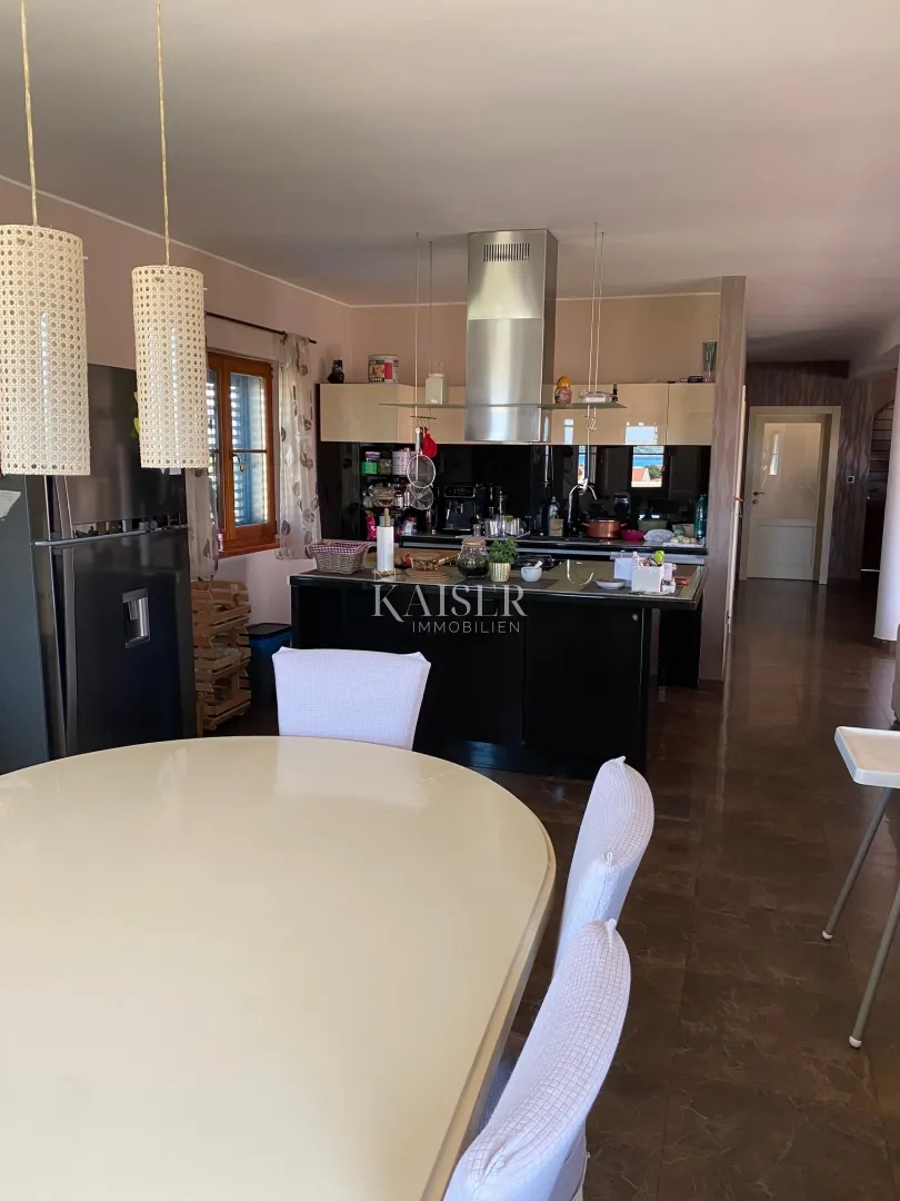 šibenik, brodarica - vila s bazenom i pogledom na more - slika 17
