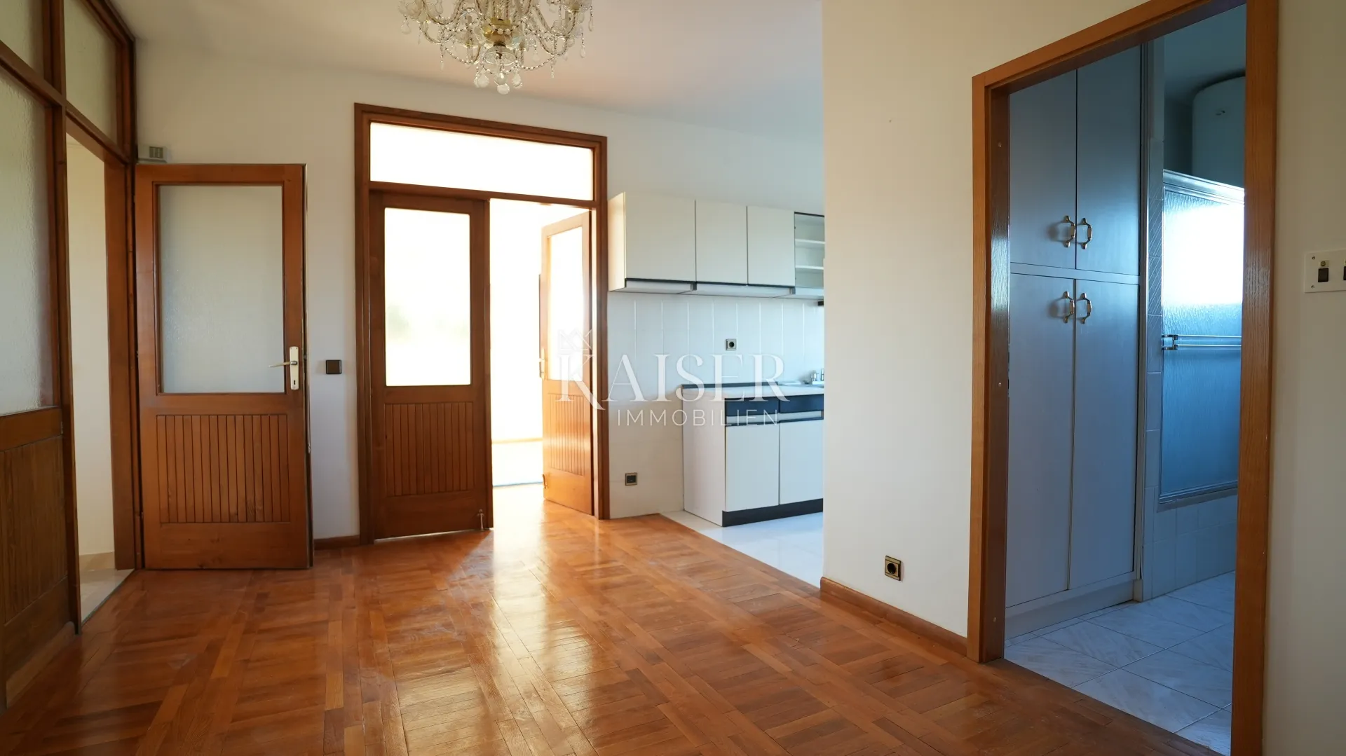 kuća sa dva stana 264m2 prvi red do mora - slika 30