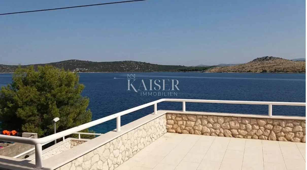 šibenik - kuća prvi red do mora - slika 12