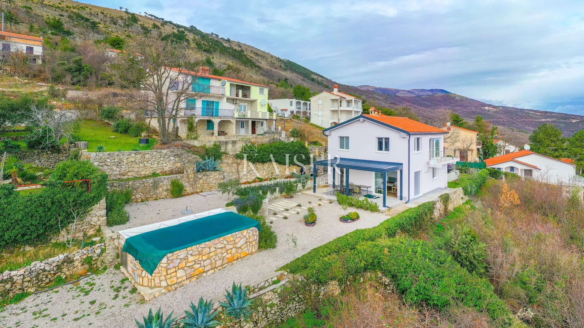 istra, okolica brseča - kuća s dva stana i bazenom, 150 m2 - slika 2