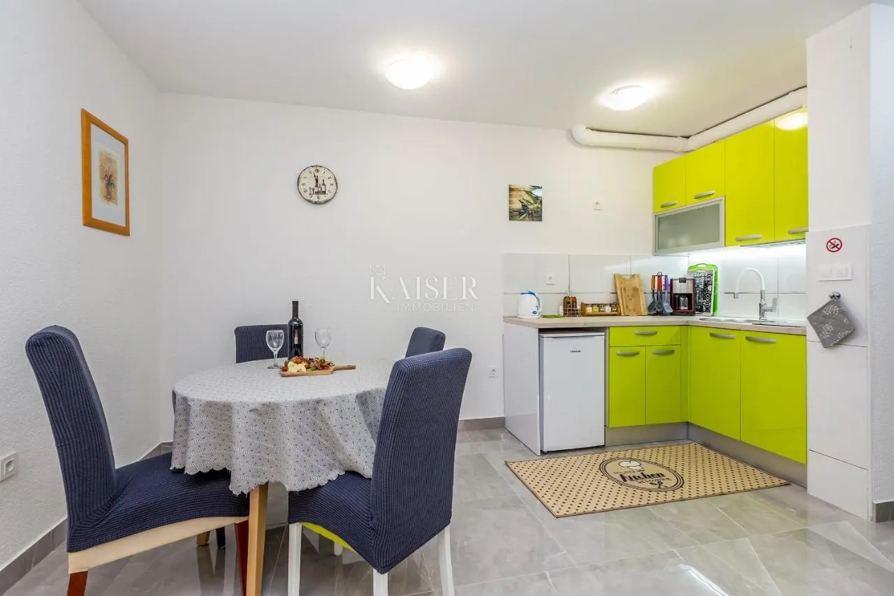 malinska, otok krk- apartman 40m2 s uređenom okućnicom - slika 4