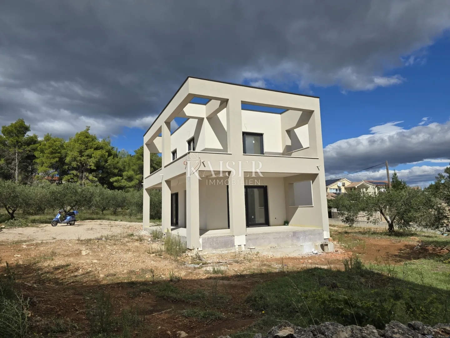 vodice-luksuzna vila s bazenom i prostranim terasama - slika 11