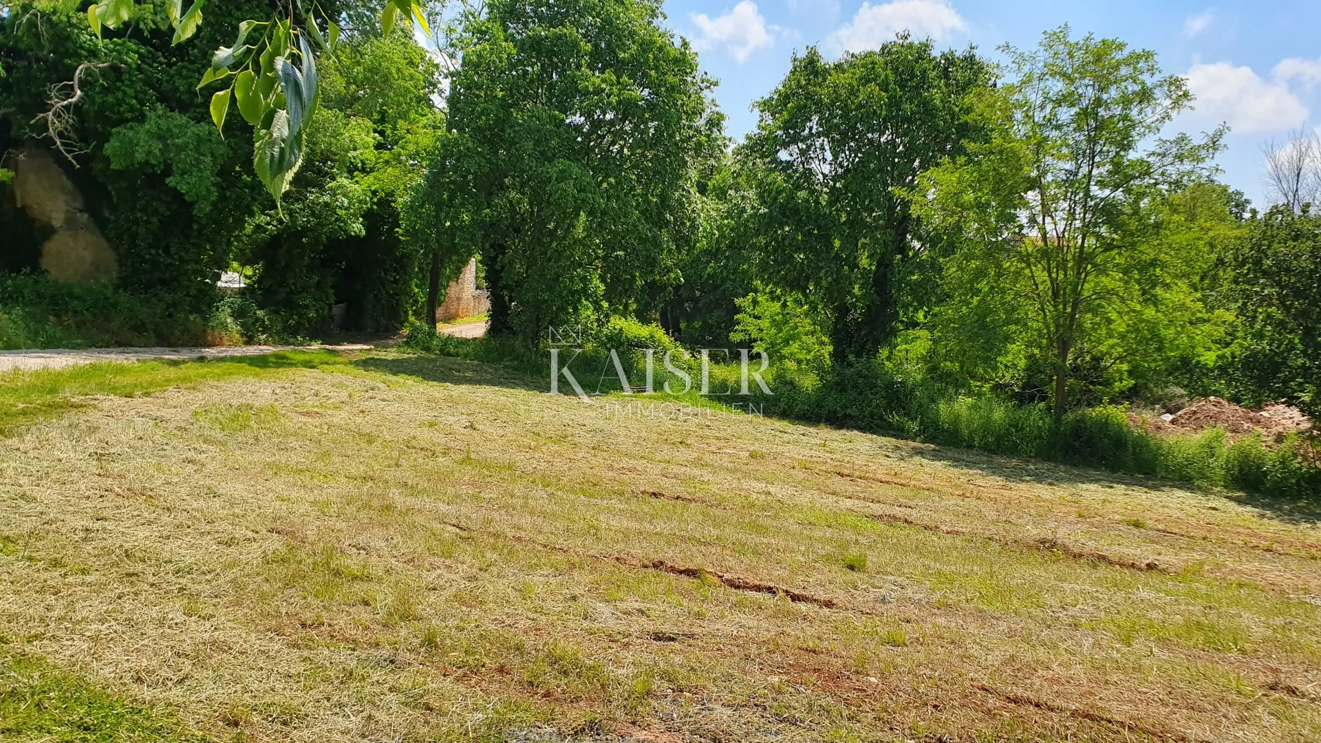 istra - kaštelir, građevinsko zemljište sa komunalijama 1550m2 - slika 4