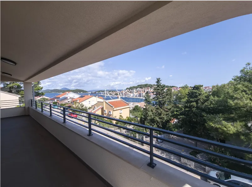 Mali Lošinj – Luksuzan stan u novogradnji s pogledom na more, lođom, vrtom, garažom i parkingom, 101,30 m²