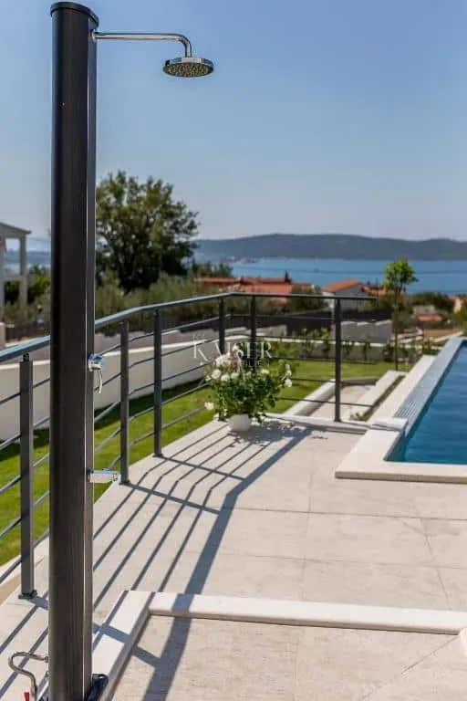 split - luksuzna vila s velikim bazenom - slika 29