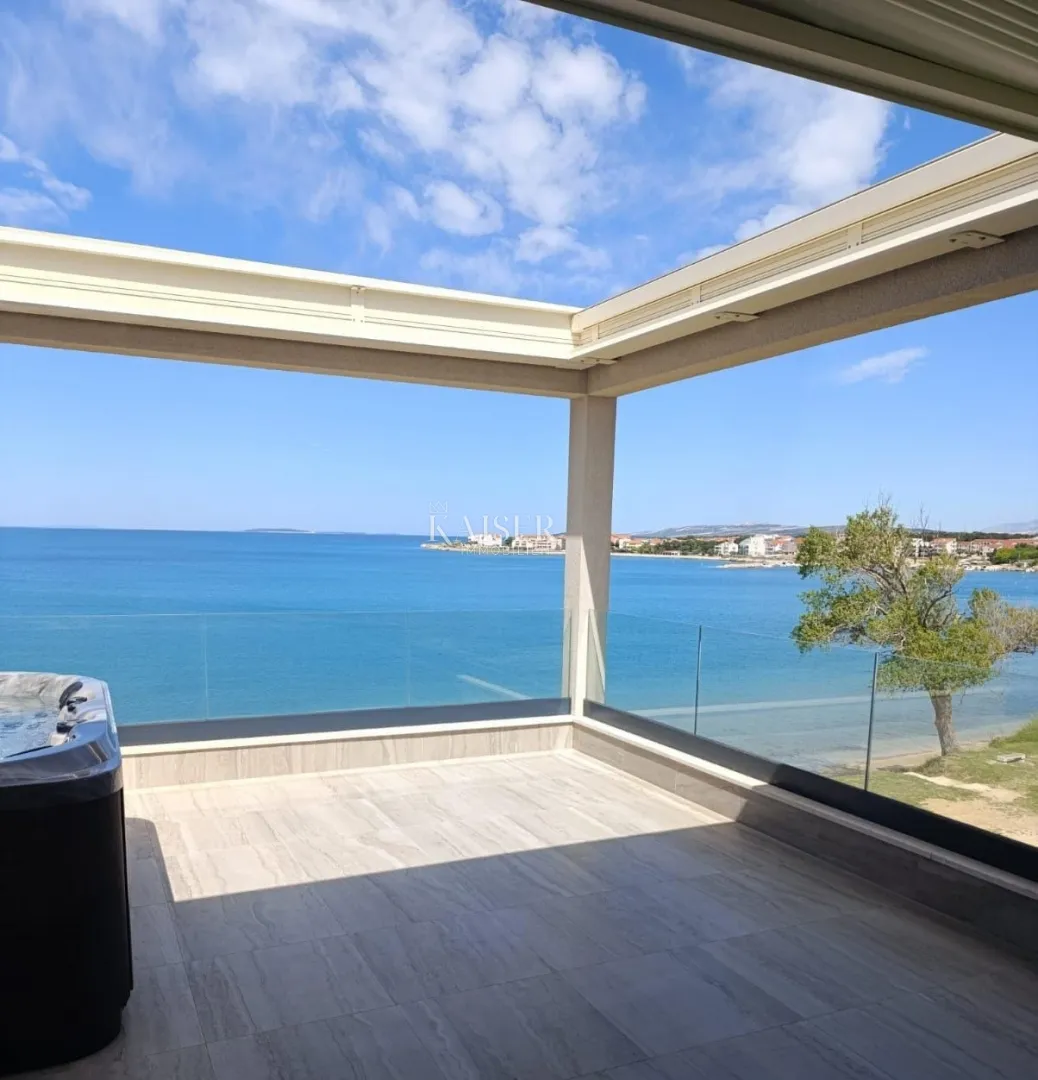otok pag - ekskluzivni penthouse 118m2 , prvi red do mora - slika 13